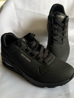 Sketchers women’s Uno Stand on Air sneakers - Size 6 - New without box